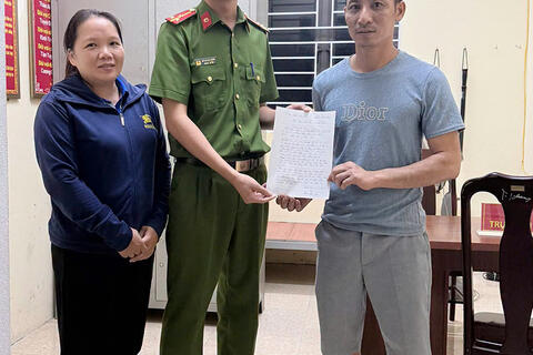 Công an xã Trung Chính kịp thời giúp đỡ người phụ nữ đi lạc trở về gia đình