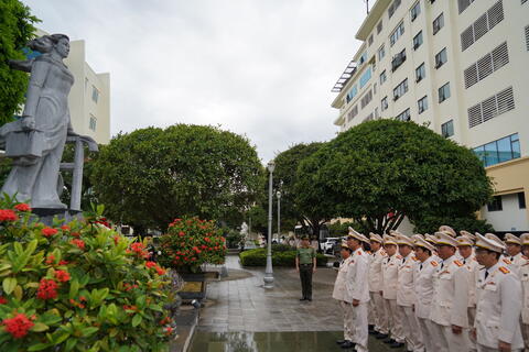 Dâng hương tưởng niệm Chủ tịch Hồ Chí Minh và nữ Anh hùng liệt sĩ CAND Nguyễn Thị Lợi