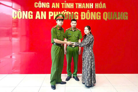 Chiến sĩ Cảnh sát cơ động trả lại 75 triệu đồng cùng nhiều giấy tờ quan trọng cho người đánh rơi