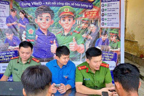 Mùa hè số cùng VNeID: Khi tuổi trẻ đưa chuyển đổi số  đến từng ngõ xóm, bản làng