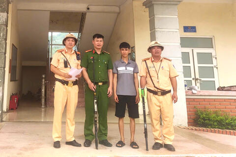 Người dân tự nguyện giao nộp 2 khẩu súng tự chế cho lực lượng Cảnh sát giao thông