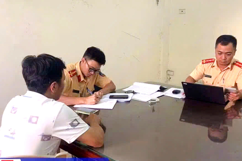 Thanh Hóa: Xử lý nhiều trường hợp xe ô tô biển trắng chở khách thu tiền trái quy định