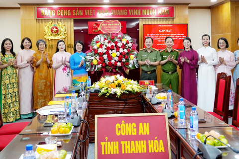 Công an tỉnh Thanh Hóa gặp mặt nữ lãnh đạo cấp phòng, cán bộ Hội và trao tặng Kỷ niệm chương “Vì sự phát triển của Phụ nữ Việt Nam” năm 2026