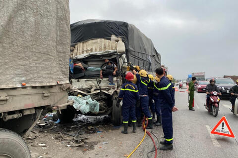 Phá cabin xe tải đưa tài xế ra ngoài sau tai nạn