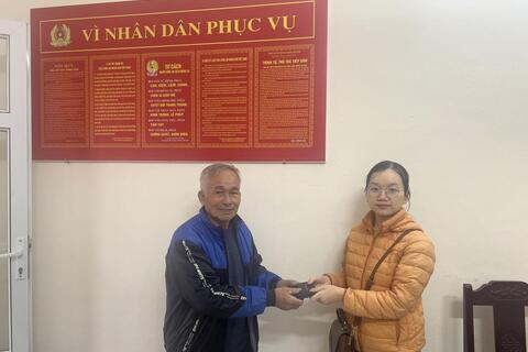 Công an xã Hoằng Hóa trao trả lại chiếc ví bị mất cho người dân, nhận thư cảm ơn