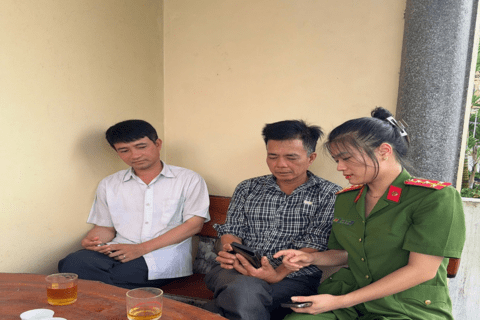 Công an xã Hoằng Hóa đẩy mạnh thu nhận, kích hoạt tài khoản định danh điện tử mức độ 2