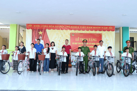 Công an xã Hoằng Hóa lan tỏa yêu thương, tiếp sức đến trường cho học sinh có hoàn cảnh khó khăn