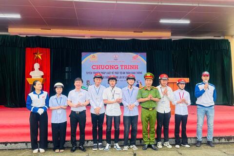 Công an xã Lưu Vệ tuyên truyền pháp luật về trật tự an toàn giao thông cho học sinh