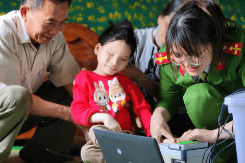 Công an xã Triệu Sơn làm thủ tục cấp căn cước lưu động cho người yếu thế