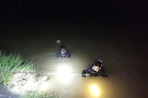 Nỗ lực tìm kiếm 2 người đuối nước