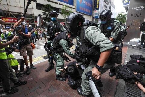 Ngày đầu áp dụng luật an ninh mới, hàng chục người bị bắt ở Hong Kong
