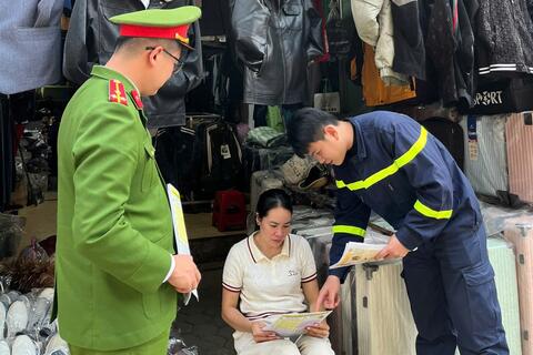 Tuyên truyền lưu động, cấp phát gần 4000 tờ rơi an toàn PCCC và CNCH