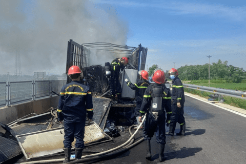 Dập tắt đám cháy xe chở thư báo trên cao tốc Bắc – Nam