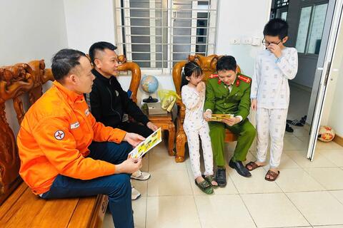 Tuyên truyền, hướng dẫn kỹ năng PCCC cho cư dân khu Nhà ở Nhiệt Điện 1