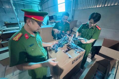 Kiểm tra PCCC, Cảnh sát phát hiện kho hàng chứa số lượng lớn đồ chơi trẻ em không rõ nguồn gốc
