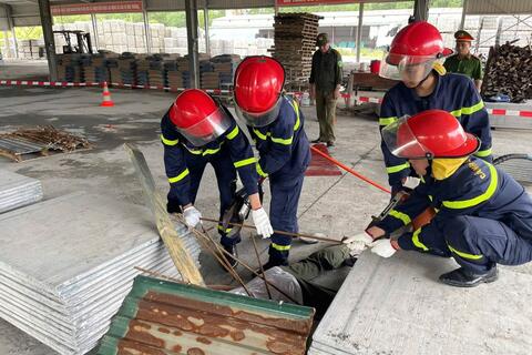 Thực tập phương án cứu nạn, cứu hộ tình huống sập đổ công trình tại xã Thường Xuân