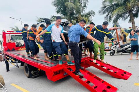 Tìm thấy thi thể nạn nhân đầu tiên trong vụ đuối nước tại biển Hải Tiến