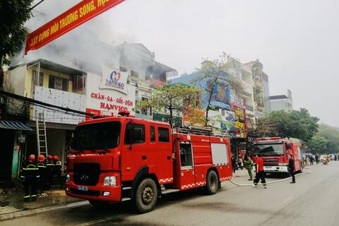 Kịp thời dập tắt đám cháy trên đường Trần Phú (TP Thanh Hóa)