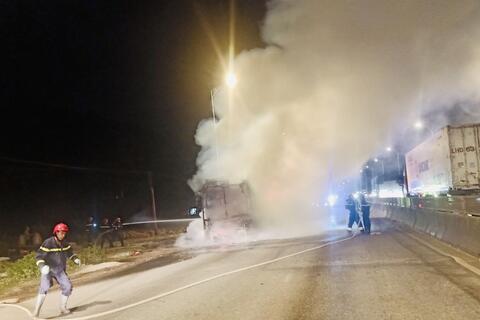 Dập tắt đám cháy xe khách trên quốc lộ 1A, đoạn qua Thị xã Nghi Sơn