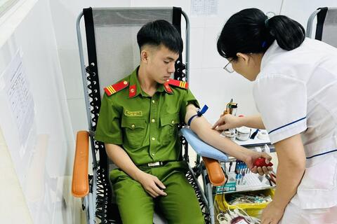 Chiến sỹ Cảnh sát PCCC hiến máu cứu người bị suy thận