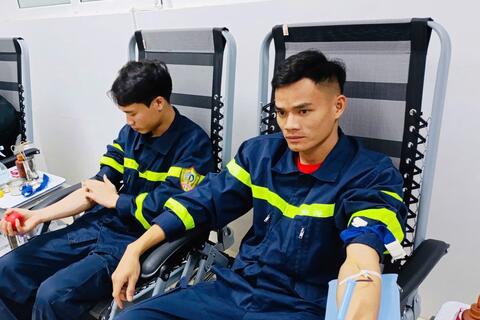 Hai chiến sỹ Cảnh sát PCCC hiến máu kịp thời cứu cụ ông qua cơn nguy kịch