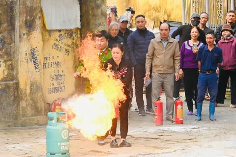 Chi Hội Cựu Công an Phường Trường Thi tổ chức tuyên truyền, hướng dẫn, thực hành công tác PCCC và CNCH