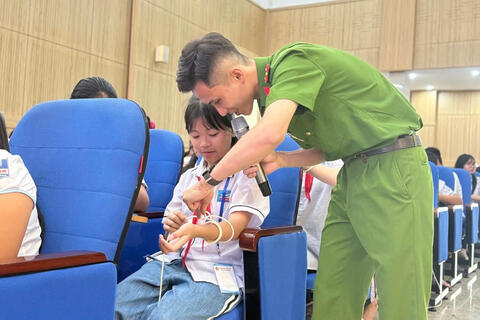 Tuyên truyền kỹ năng an toàn phòng cháy, chữa cháy và phòng chống đuối nước cho học sinh