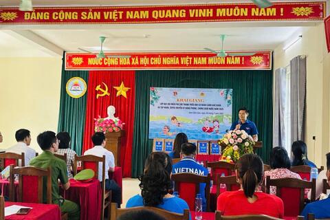 Dạy bơi miễn phí cho thiếu nhi có hoàn cảnh khó khăn trên địa bàn phường Nam Sầm Sơn