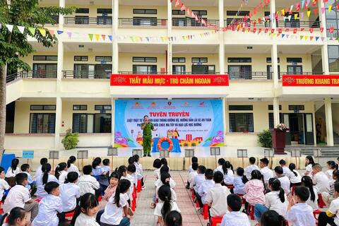 Tuyên truyền kiến thức, kỹ năng PCCC, an toàn giao thông cho các em học sinh