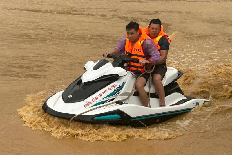 Phút sinh tử giữa dòng lũ dữ -0