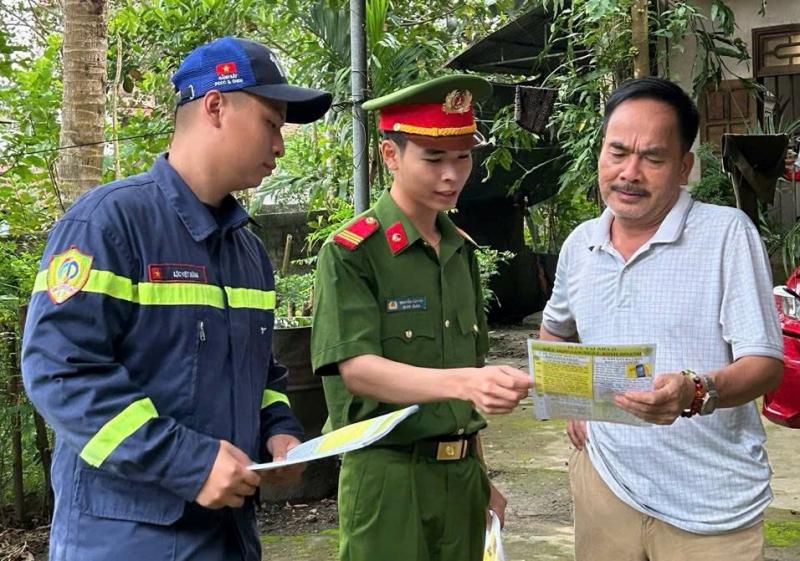 Phút sinh tử giữa dòng lũ dữ -0