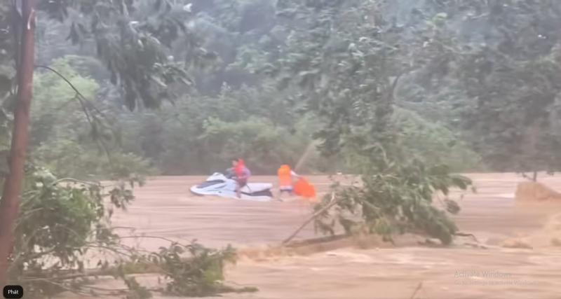 Phút sinh tử giữa dòng lũ dữ -0