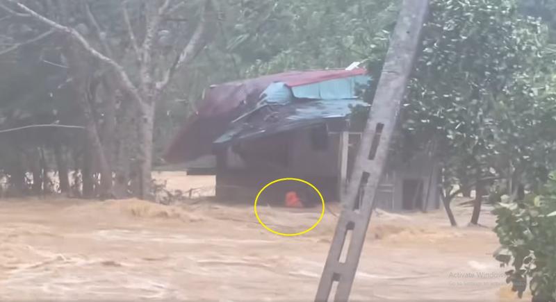 Phút sinh tử giữa dòng lũ dữ -0