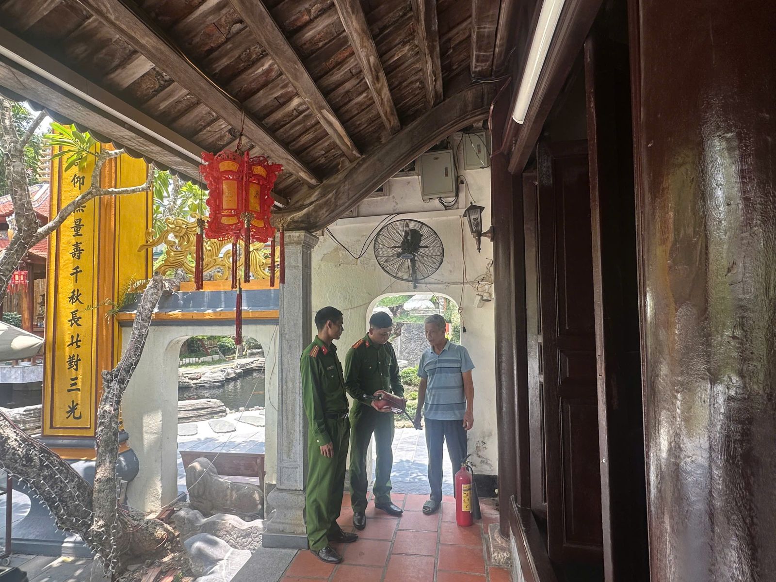 Công an phường Hạc Thành tuyên truyền bảo đảm PCCC và CHCN tại các cơ sở tín ngưỡng tôn giáo