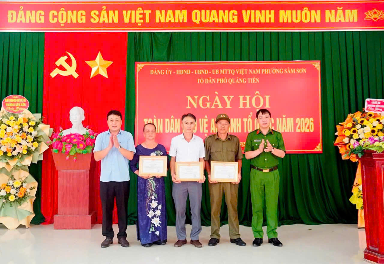 Trao tặng giấy khen