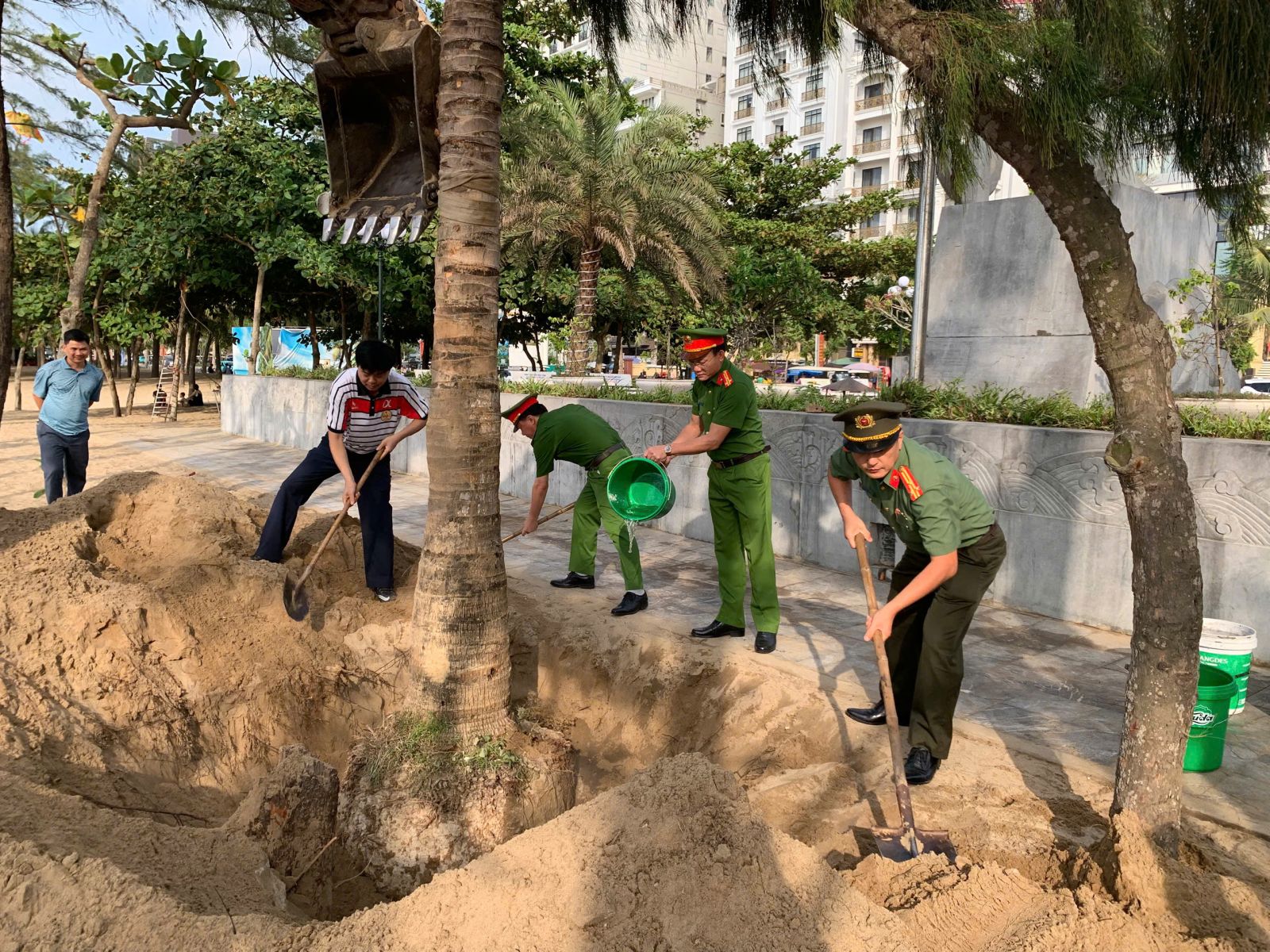 Đồng chí Bùi Quốc Đạt - Phó Bí thư Thường trực Đảng uỷ phường cùng với chỉ huy Công an phường trồng cây trong khuôn viên tượng tài