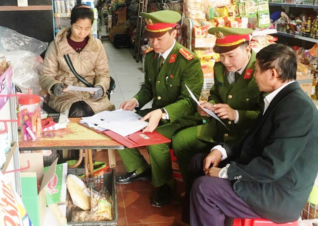 Công an thành phố Thanh Hóa tuyên truyền cho các chủ hộ kinh doanh buôn bán trên địa bàn xã Quảng Thịnh, thành phố Thanh Hóa.