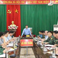 Đồng chí Mai Xuân Liêm, Phó Chủ tịch UBND tỉnh kiểm tra, chỉ đạo công tác phòng, chống bão số 5 tại Sở chỉ huy tiền phương (xã Hồi Xuân)