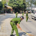 Công an xã Thường Xuân nhanh chóng thu gom đá răm rơi vãi, bảo đảm an toàn cho người tham gia giao thông