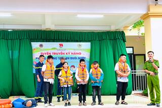 <a href="/tin-tuc-su-kien/huong-ve-co-so2" title="Phong trào toàn dân bảo vệ ANTQ" rel="dofollow">Phong trào toàn dân bảo vệ ANTQ</a>