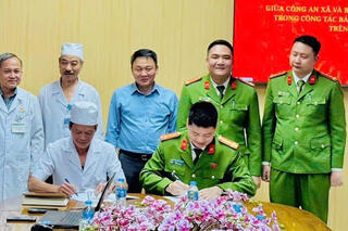 <a href="/tin-tuc-su-kien/huong-ve-co-so2" title="Phong trào toàn dân bảo vệ ANTQ" rel="dofollow">Phong trào toàn dân bảo vệ ANTQ</a>