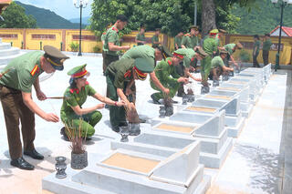 <a href="/tin-tuc-su-kien/tin-hoat-dong" title="Tin hoạt động" rel="dofollow">Tin hoạt động</a>