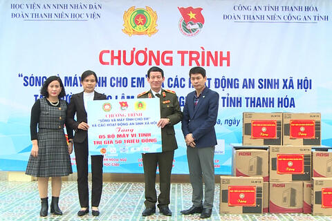 Học viện ANND và Công an tỉnh Thanh Hoá tổ chức chương trình "Sóng và máy tính cho em" tại phường Trúc Lâm, thị xã Nghi Sơn