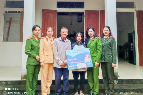 Hội Phụ nữ Công an huyện Thiệu Hóa trao kinh phí đỡ đầu trẻ mồ côi