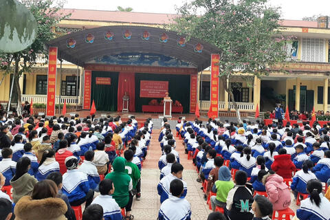 Tuyên truyền Luật Giao thông đường bộ và tặng quà cho học sinh Trường Tiểu học Xuân Phú