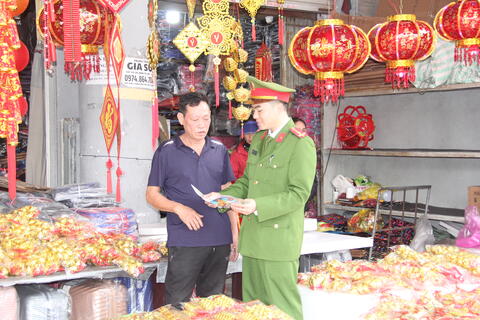 Tuyên truyền, phổ biến kiến thức về PCCC và CNCH dịp cuối năm cho các hộ tiểu thương kinh doanh tại Chợ Vườn Hoa.