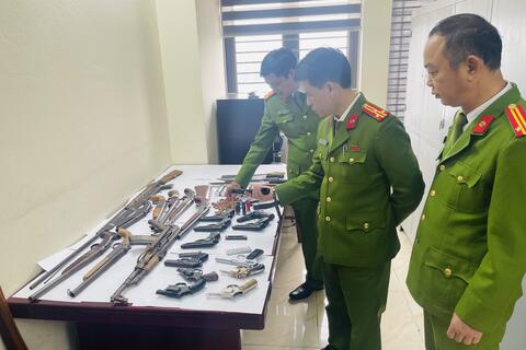 Công an thành phố Thanh Hóa thu hồi nhiều vũ khí quân dụng, công cụ hỗ trợ