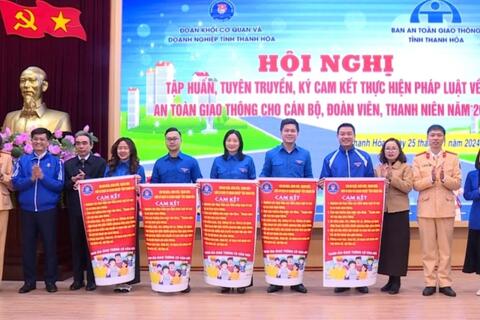 Phòng CSGT phối hợp  với Đoàn khối cơ quan và Doanh nghiệp tỉnh Thanh Hoá tuyên truyền pháp luật ATGT cho đoàn viên, thanh niên