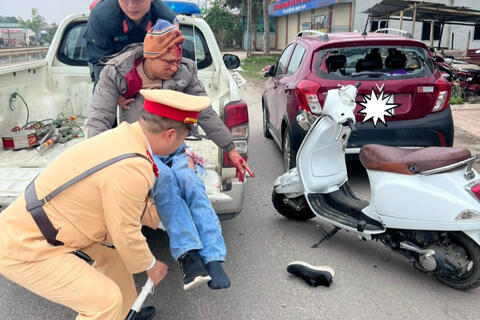 Cảnh sát giao thông kịp thời cấp cứu nạn nhân gặp tai nạn