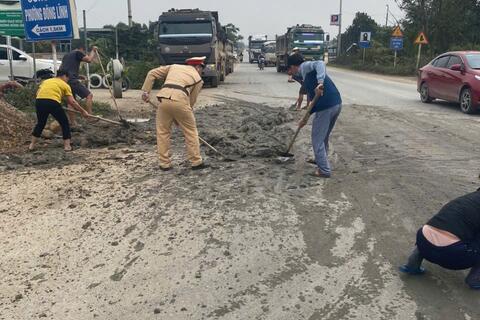 Thanh Hoá: Cảnh sát giao thông xử lý nghiêm phương tiện ô tô tải vận chuyển bùn, đất làm rơi vãi trên đường